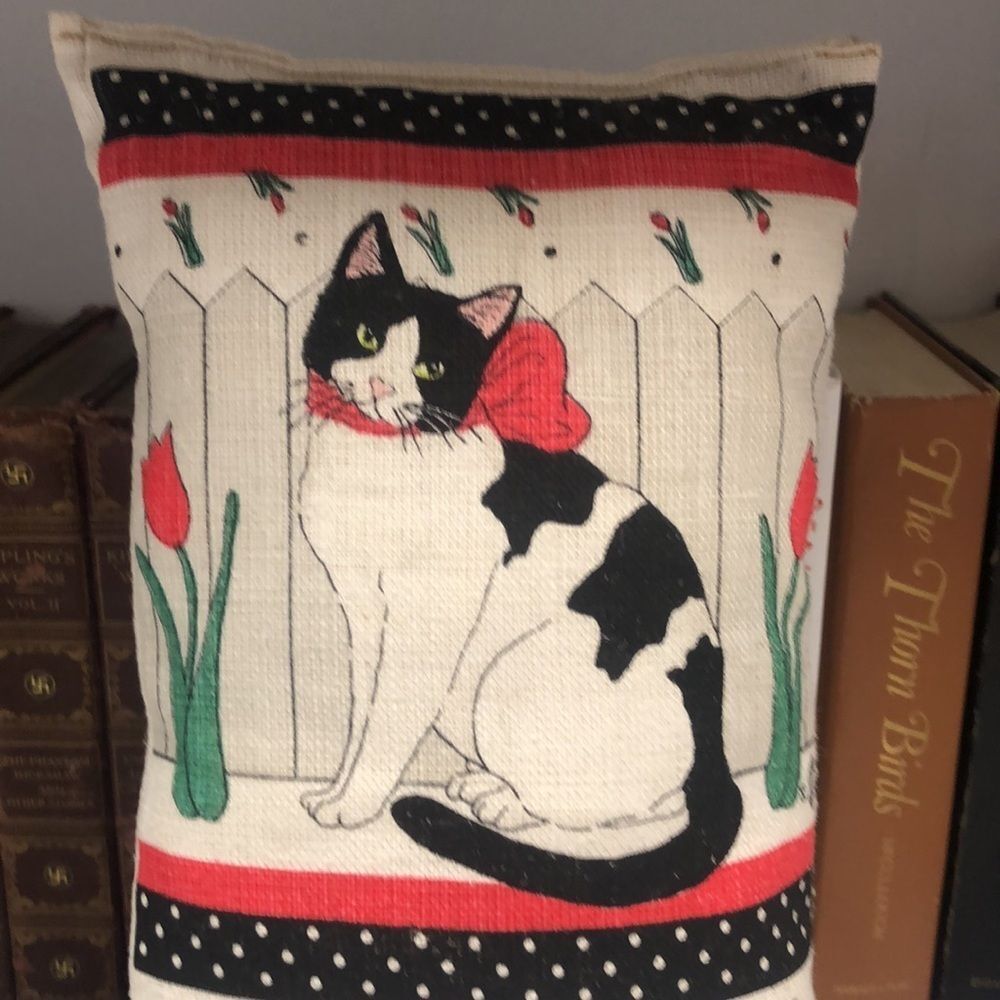 1992 Burlap Cat Pillow Calendar (101) - Picture 4 of 5